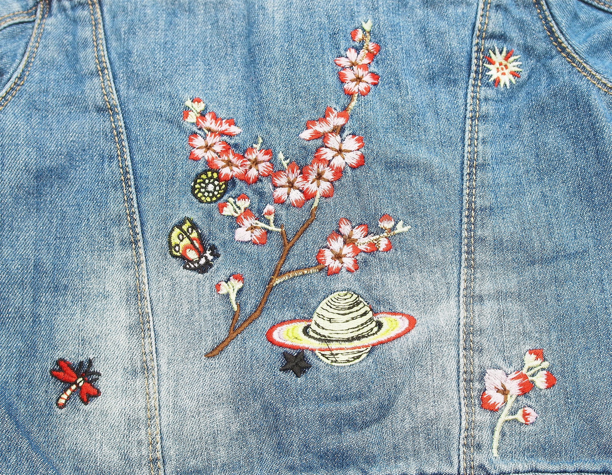 Multi-Element Dazzling Embroidered Denim Outfits